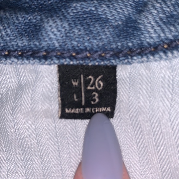 Abercrombie & Fitch Low Rise Light Wash Denim Shorts - Picture 3 of 3